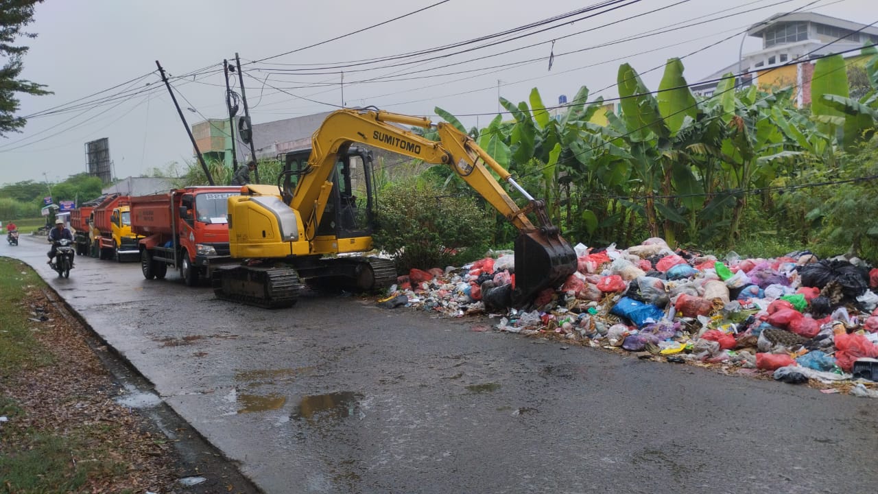 DLH Kabupaten Bekasi Angkut Puluhan Ton Sampah di 2 TPS Liar Desa Simpangan