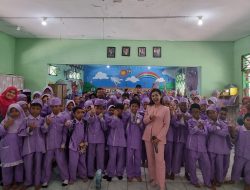 Priska Sahanaya Melatih Kemampuan Public Speaking di SD Muhammadiyah 10