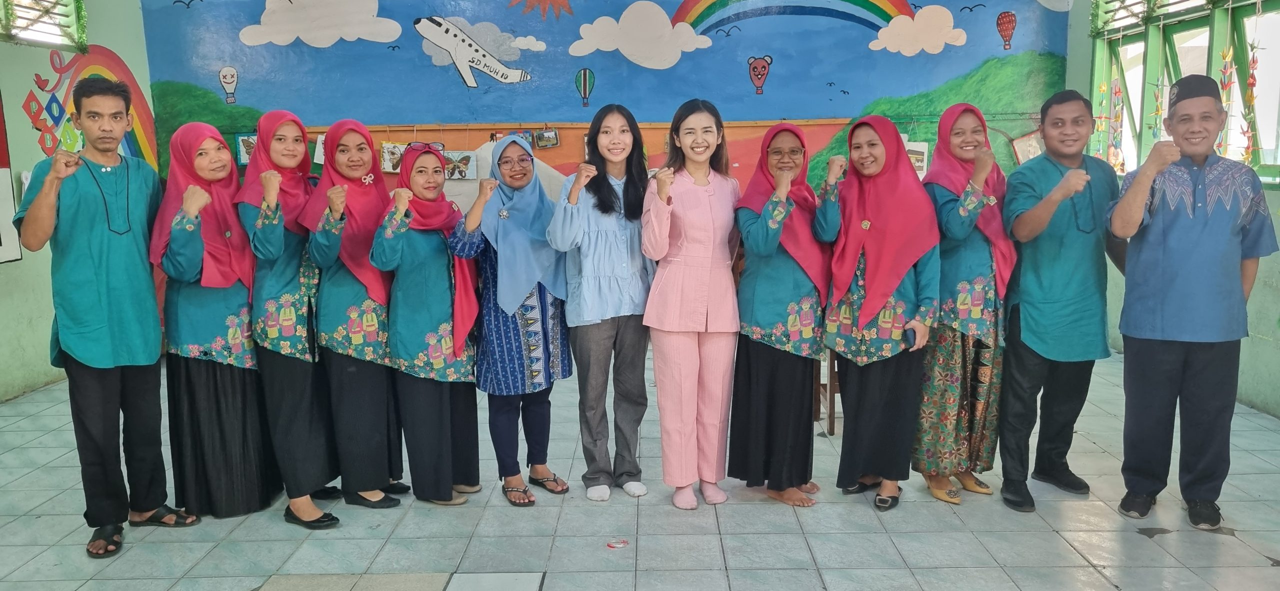 Foto kebersamaan Priska Sahanaya dan guru-guru SD Muhammadiyah 10. Sumber gambar: Dok. pribadi.