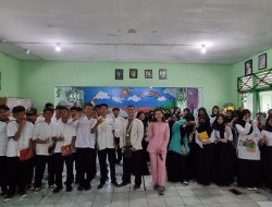 Priska Sahanaya Melatih Strategi Public Speaking Autentik di SMA Muhammadiyah 24