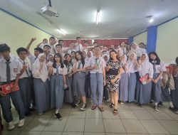 Priska Sahanaya Mengajarkan Trik Public Speaking yang Persuasif di SMK Bina Karya