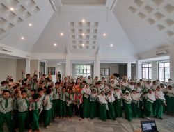 Priska Sahanaya Jelaskan Cara Public Speaking yang Efektif di SD Muhammadiyah 27