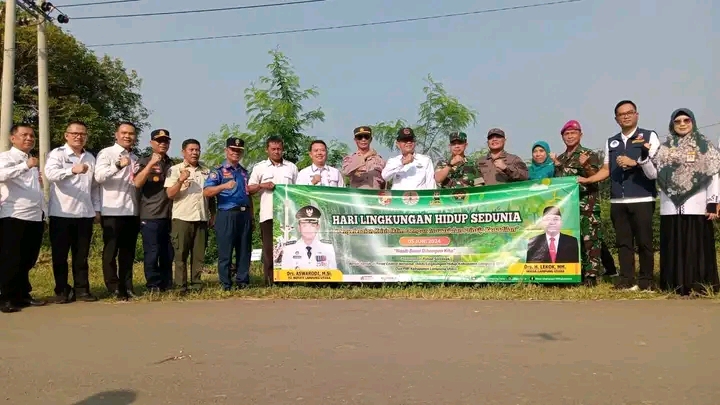 Pemkab Lampung Utara (LU) Melalui Dinas Lingkungan Hidup dan Forkopimda Adakan Kegiatan Tanam Pohon dan Memungut Sampah.