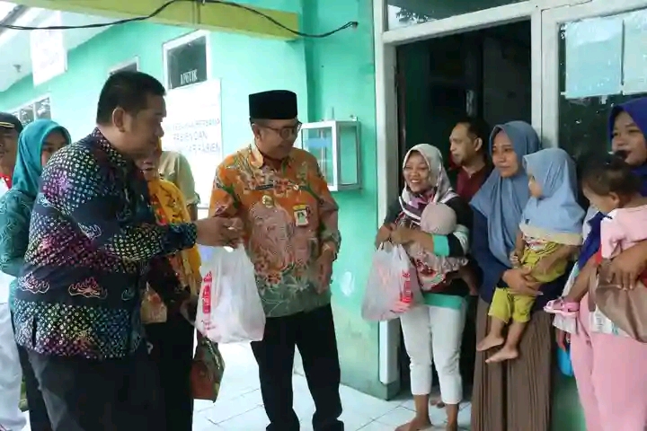 Sekdakab (LU) Drs . H . Lekok , M.M. Selaku PLh . Pj .Bupati Lampung Utara, Melakukan Pemantauan Posyandu Sekalian Memberikan Bantuan di Kecamatan Abung Surakarta.