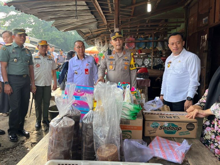 Jelang  Hari Raya Idul Adha, Kapolres Lampung Utara Bersama Forkopimda Pantau Harga dan Ketersediaan Sembako