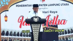 Sekretaris Daerah Lampung Utara Melaksanakan  Sholat  Idul Adha di Halaman Kantor Pemda LU dan Serahkan Hewan Qurban Secara Simbolis