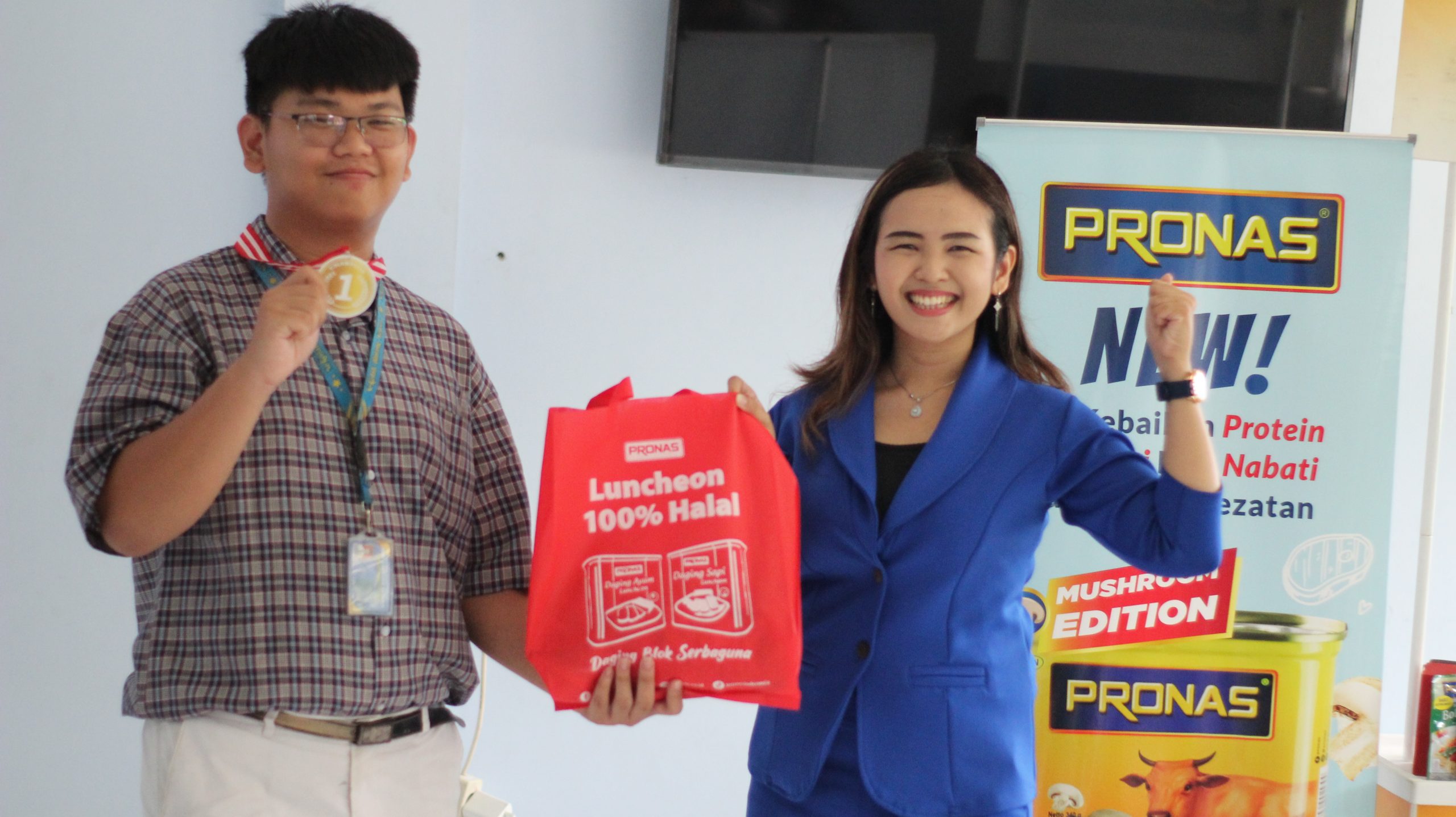 Potret Coach Priska bersama siswa pemenang kompetisi public speaking (Sumber: Dokumentasi pribadi)