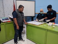 Pastikan Pengawas Pemilu Bebas Narkotika, Bawaslu Kabupaten Lumajang Gandeng BNN Gelar Tes Urine.