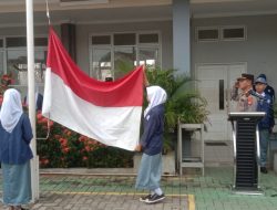 Kapolsek Cibarusah Jadi Pembina Upacara di SMK Gema Nusantara