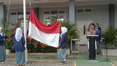 Kapolsek Cibarusah Jadi Pembina Upacara di SMK Gema Nusantara