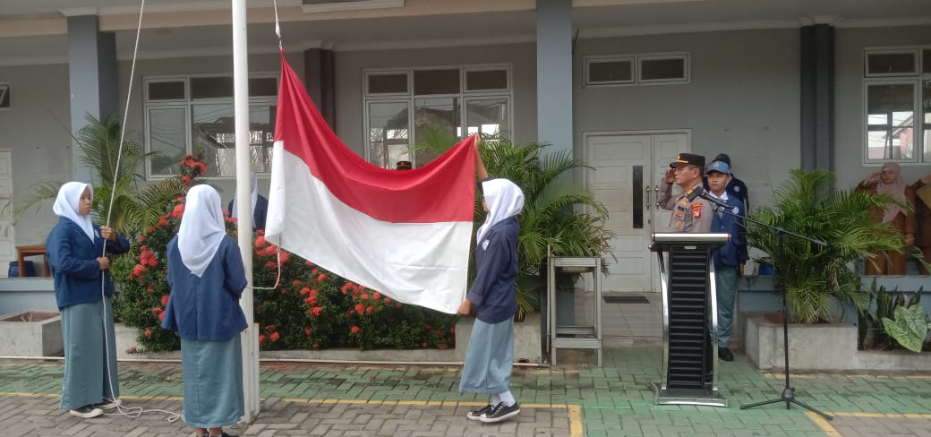 Kapolsek Cibarusah Jadi Pembina Upacara di SMK Gema Nusantara