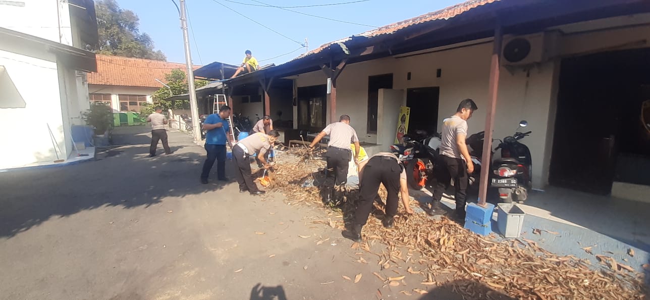 Polsek Serang Baru Giat Bersih-bersih Masjid dalam Rangka Menyambut HUT Bhayangkara ke 78