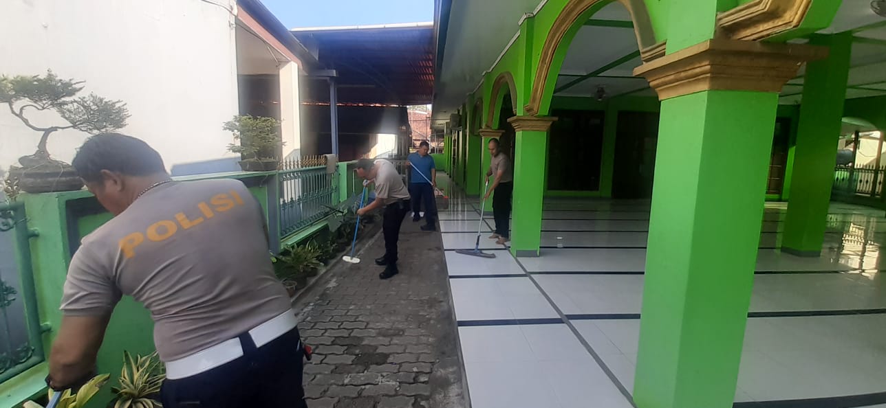 Polsek Serang Baru Giat Bersih-bersih Masjid dalam Rangka Menyambut HUT Bhayangkara ke 78