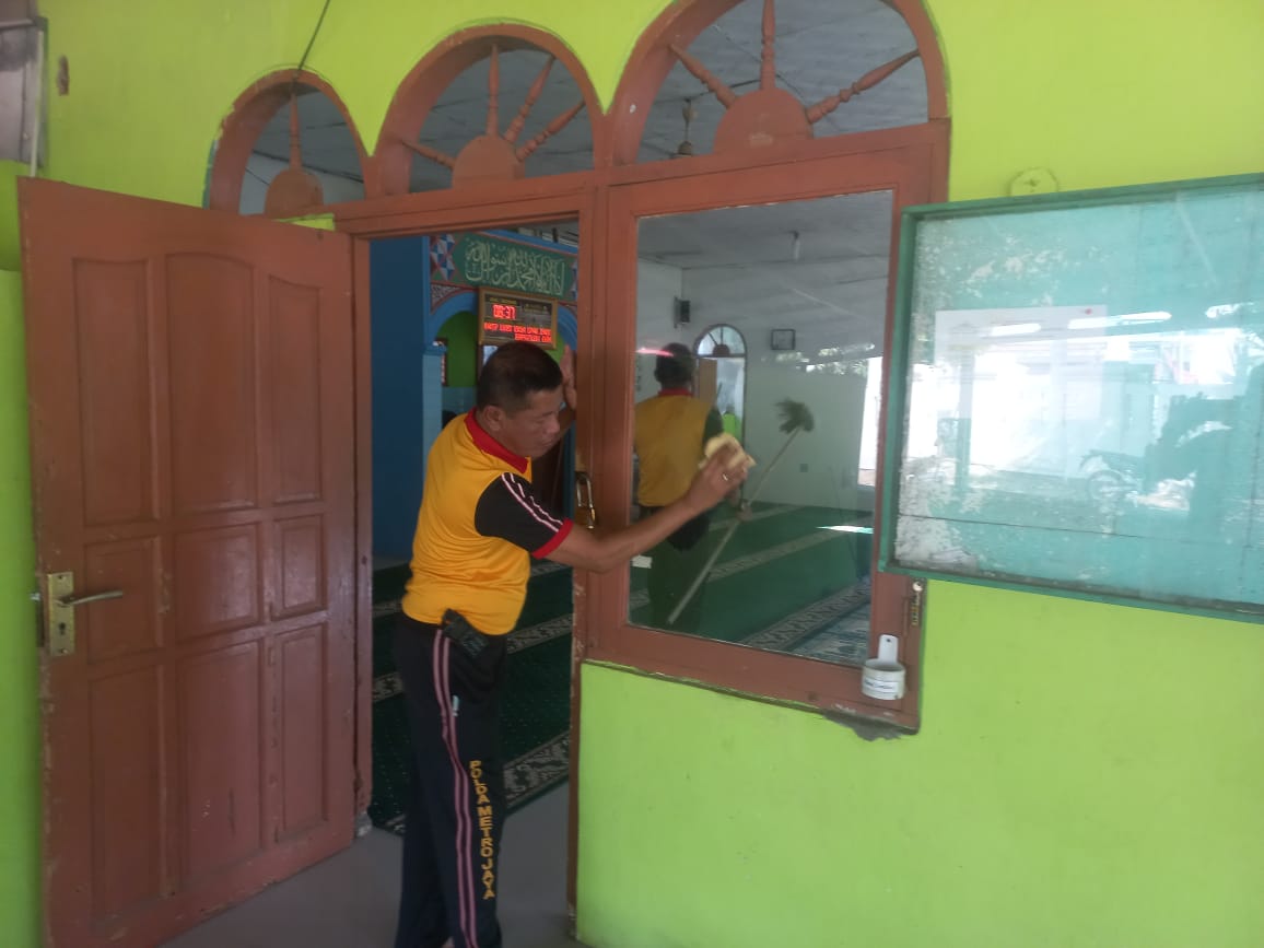 Menyambut HUT Bhayangkara ke 78, Polsek Cibarusah Giat Bakti Sosial Religi Bersih-bersih Masjid