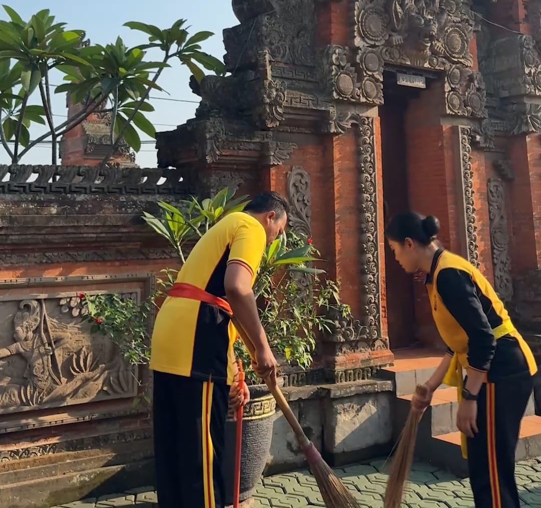 Polres Cimahi laksanakan kegiatan bersih-bersih di tempat ibadah