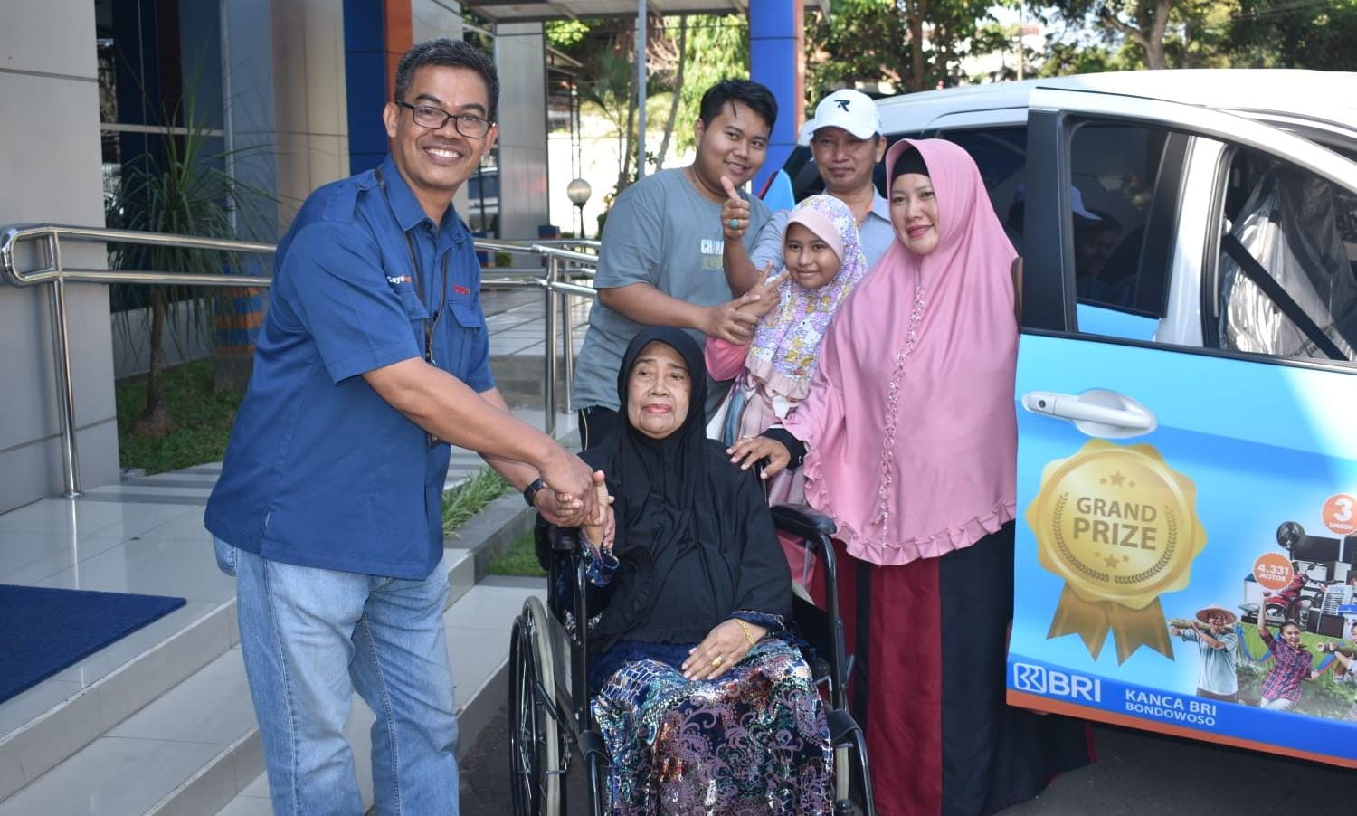 BRI Bondowoso Serahkan Mobil Dan Motor Kepada Pemenang Undian PHS