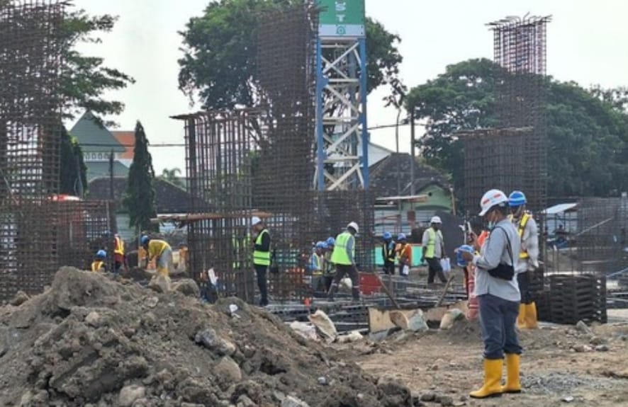 Gak Bahaya Ta !.. Diduga Oknum TNI Aktif Merangkap Menjadi Scurity Pembangunan Stadion Lamongan 