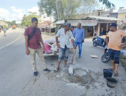 Forum Geuchik/KPA dan Polsek Darul Aman Bersibergi Dalam Memperbaiki Jalan Yang Berlubang