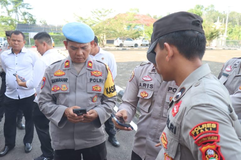 Kapolres PALI AKBP Khairu Nasrudin,S.I.K, M.H,Memberikan Perintah Langsung kepada Kasi Program Polres PALI IPTU Raja Agam Harahap Untuk Laksanakan Razia Handphone Yang dimiliki Oleh Seluruh Personil Polres PALI