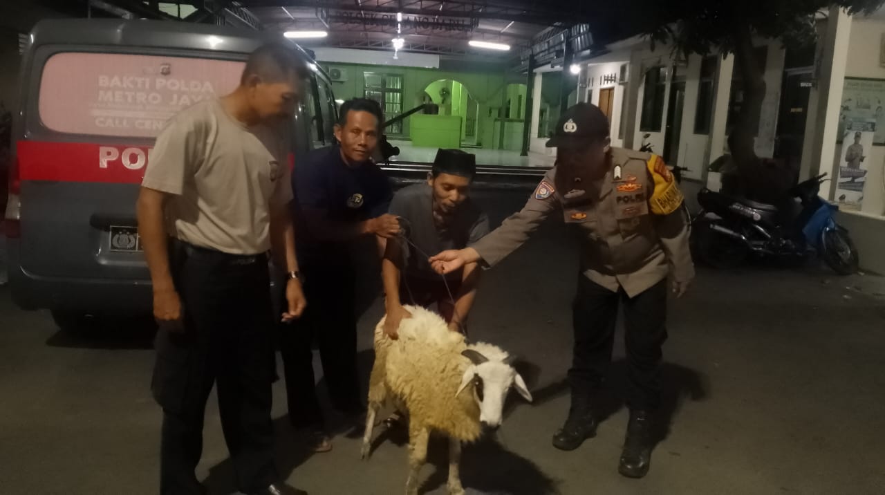 Satu Ekor Domba dari Polsek Serang Baru untuk Yayasan Peduli Yatim di Hari Raya Idul Adha 1445 H