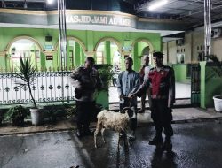 Polsek Serang Baru Kembali Salurkan Hewan Kurban untuk Masjid Al Amir