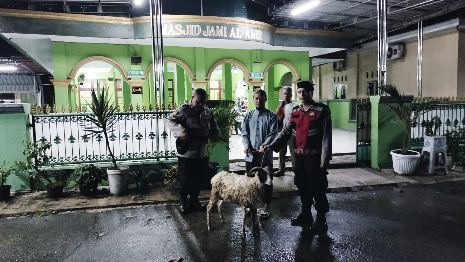 Polsek Serang Baru Kembali Salurkan Hewan Kurban untuk Masjid Al Amir