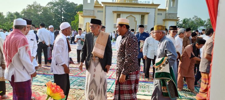 Bupati PALI Heri Amalindo Tunaikan Ibadah Sholat Idul Adha di Masjid Al-Mukhlisin Komplek Pertamina Pendopo