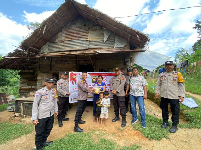 Polsek Talang Ubi Bagikan Sembako Pada Masyarakat Kurang Mampu Dalam Rangka Hari Bhayangkara Ke-78