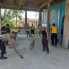 Keakraban Anggota Polsek Cibarusah dan Warga di Giat Bersih-bersih Rumah Ibadah