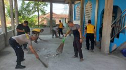 Keakraban Anggota Polsek Cibarusah dan Warga di Giat Bersih-bersih Rumah Ibadah