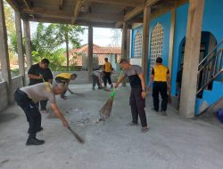 Keakraban Anggota Polsek Cibarusah dan Warga di Giat Bersih-bersih Rumah Ibadah