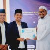 Ketum FDM didampingi Ketua Panitia Menyerahkan Piagam Penghargaan Kepada Imam Besar Masjid Ba'alawi Aceh