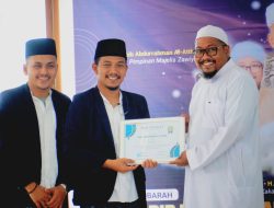 Ketum FDM didampingi Ketua Panitia Menyerahkan Piagam Penghargaan Kepada Imam Besar Masjid Ba'alawi Aceh