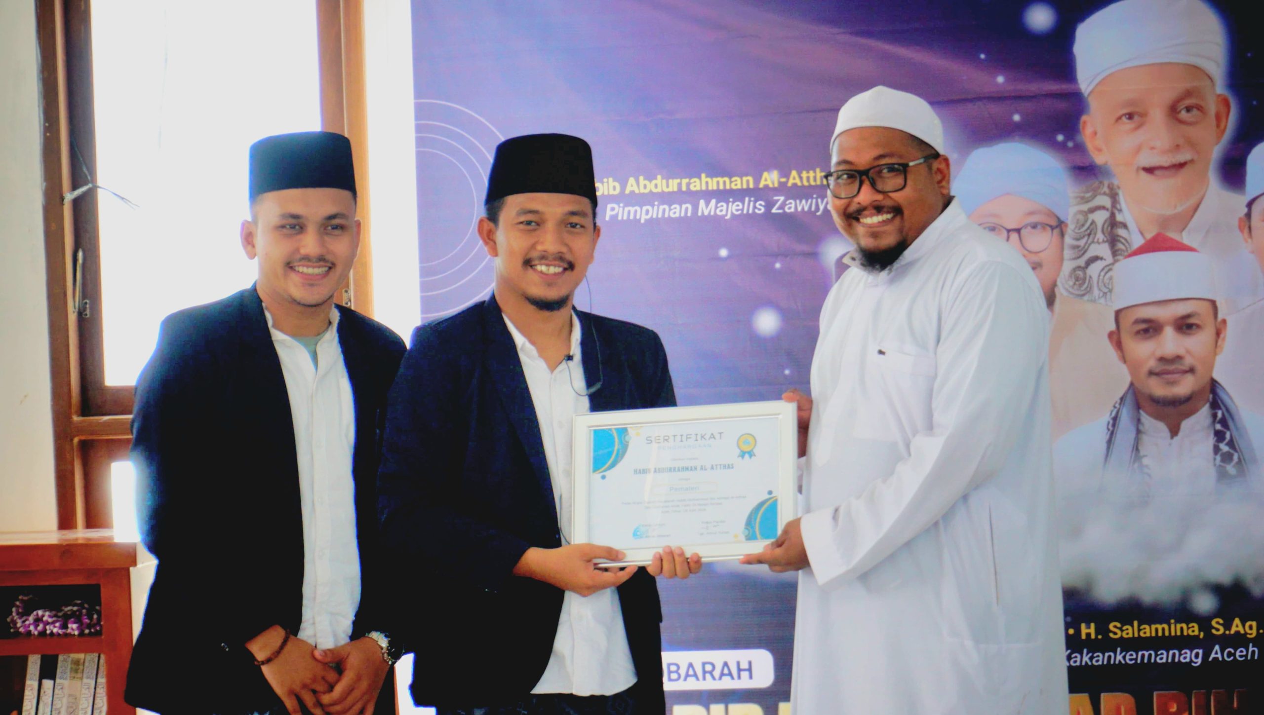 Ketum FDM didampingi Ketua Panitia Menyerahkan Piagam Penghargaan Kepada Imam Besar Masjid Ba'alawi Aceh