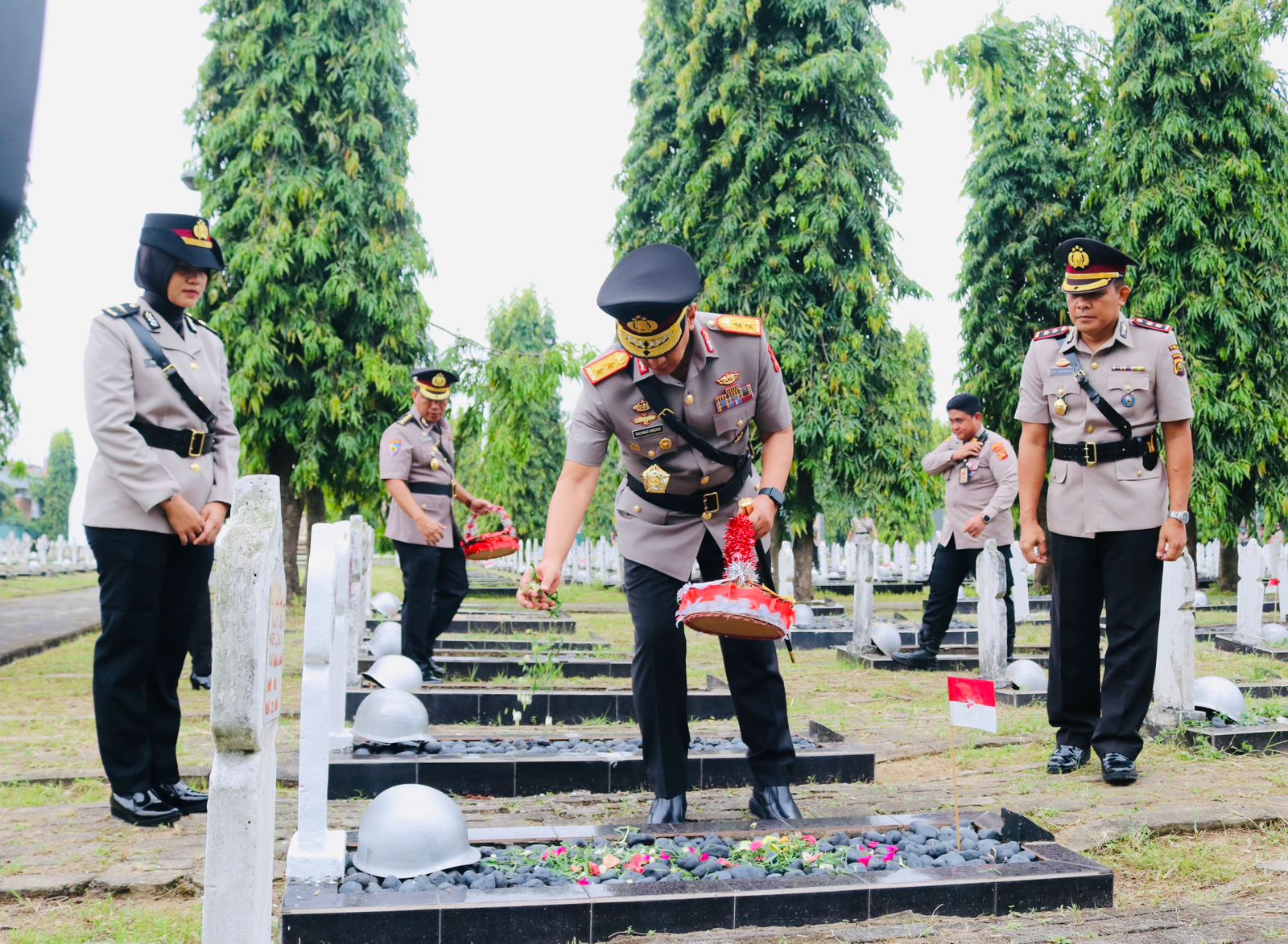 Kenang Jasa Pahlawan, Sempena Hari Bhayangkara ke 78 Jajaran Polda Sumsel Gelar Upacara Ziarah TMP