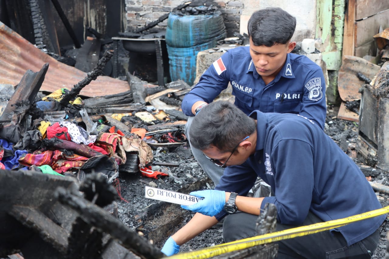Tindak Lanjut Insiden Kebakaran Warung di Kabanjahe, Bidlabfor Polda Sumut Lakukan Olah TKP
