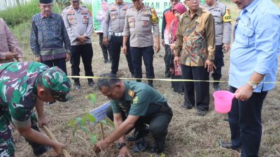 Dalam Rangka Memperingati HUT Bhayangkara KE-78, Polres PALI Menggelar Penanaman Pohon Secara Serentak