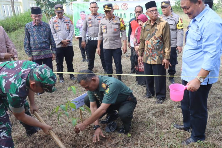 Dalam Rangka Memperingati HUT Bhayangkara KE-78, Polres PALI Menggelar Penanaman Pohon Secara Serentak