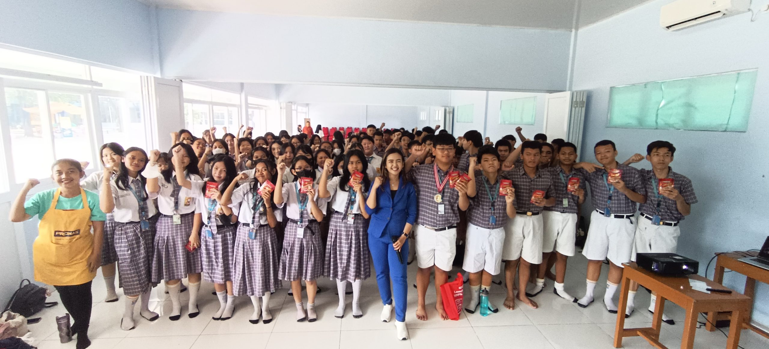 Potret Coach Priska bersama para siswa SMP Bintang Kejora (Sumber: Dokumentasi pribadi)