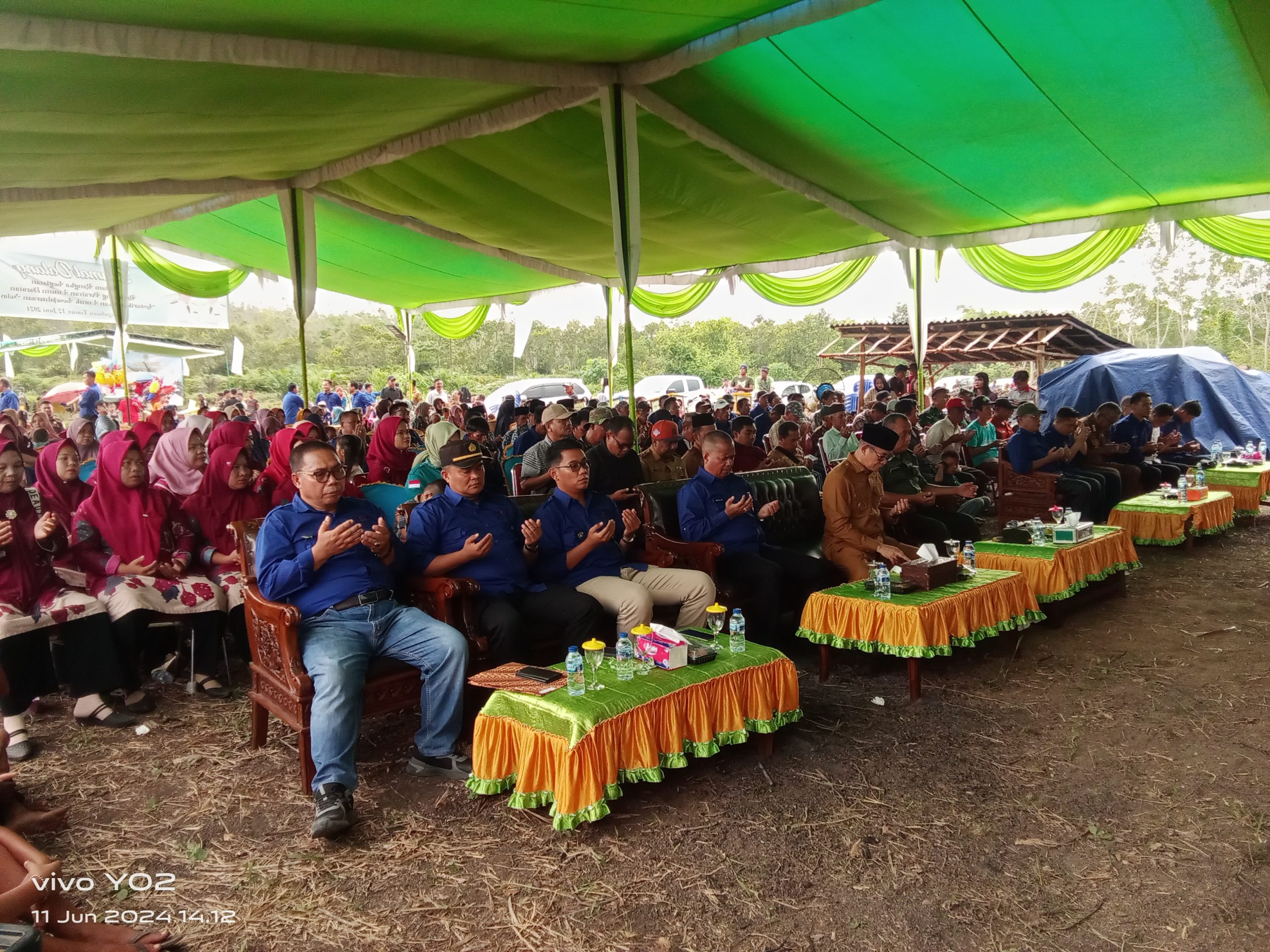 Bupati PALI Dr.Ir.H.Heri Amalindo MM didampingi Plt Dinas Perikanan Lakukan Penebaran Beni Ikan di Sungai Beton Desa Pengabuan