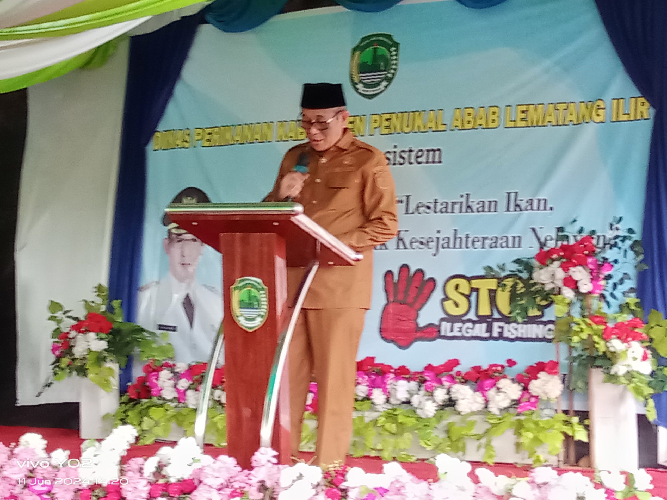 Bupati PALI Dr.Ir.H.Heri Amalindo MM didampingi Plt Dinas Perikanan Lakukan Penebaran Beni Ikan di Sungai Beton Desa Pengabuan