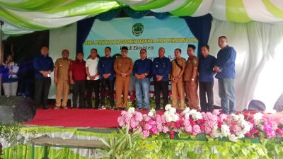 Bupati PALI Dr.Ir.H.Heri Amalindo MM didampingi Plt Dinas Perikanan Lakukan Penebaran Beni Ikan di Sungai Beton Desa Pengabuan