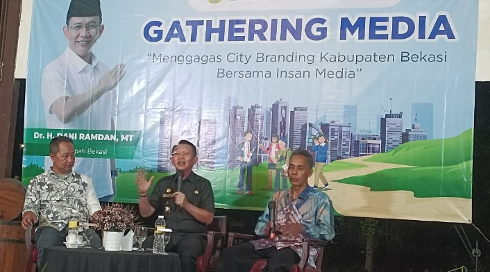 Diskusi Santai Pj Bupati Bekasi dengan Insan Pers di Media Gathering Diskominfosantik
