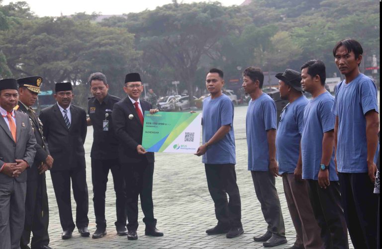 Lindungi Nelayan Saat Melaut, Pemkab Bekasi Serahkan 2.520 BPJS Ketenagakerjaan