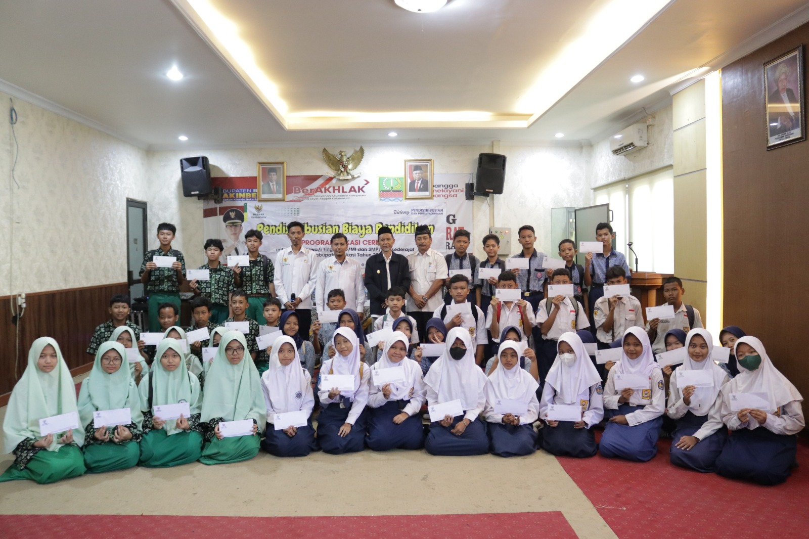 Baznas Kabupaten Bekasi Salurkan Bantuan Pendidikan Sebanyak 2.070 Siswa