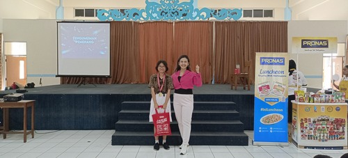 Potret Coach Priska Sahanaya bersama siswa pemenang kompetisi public speaking (Sumber: Dokumentasi pribadi)