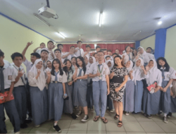 Coach Priska Sahanaya Mengajarkan Trik Public Speaking Persuasif di SMK Bina Karya