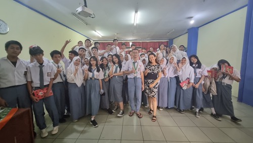 Foto kebersamaan Coach Priska Sahanaya dan siswa-siswi SMK Bina Karya. Sumber gambar: Dok. Pribadi.