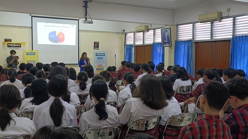 Para siswa-siswi menyimak pemaparan dari Coach Priska Sahanaya mengenai public speaking. Sumber gambar: Dok. Pribadi.