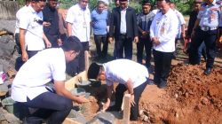 Pj . Bupati Lampung Utara Melakukan Peletakan Batu Pertama Pembangunan Masjid Al - Fath.